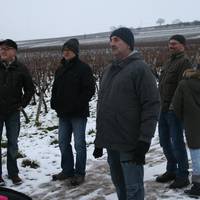 Kurze Pause nach dem Aufstieg am Judenfriedhof Flonheim